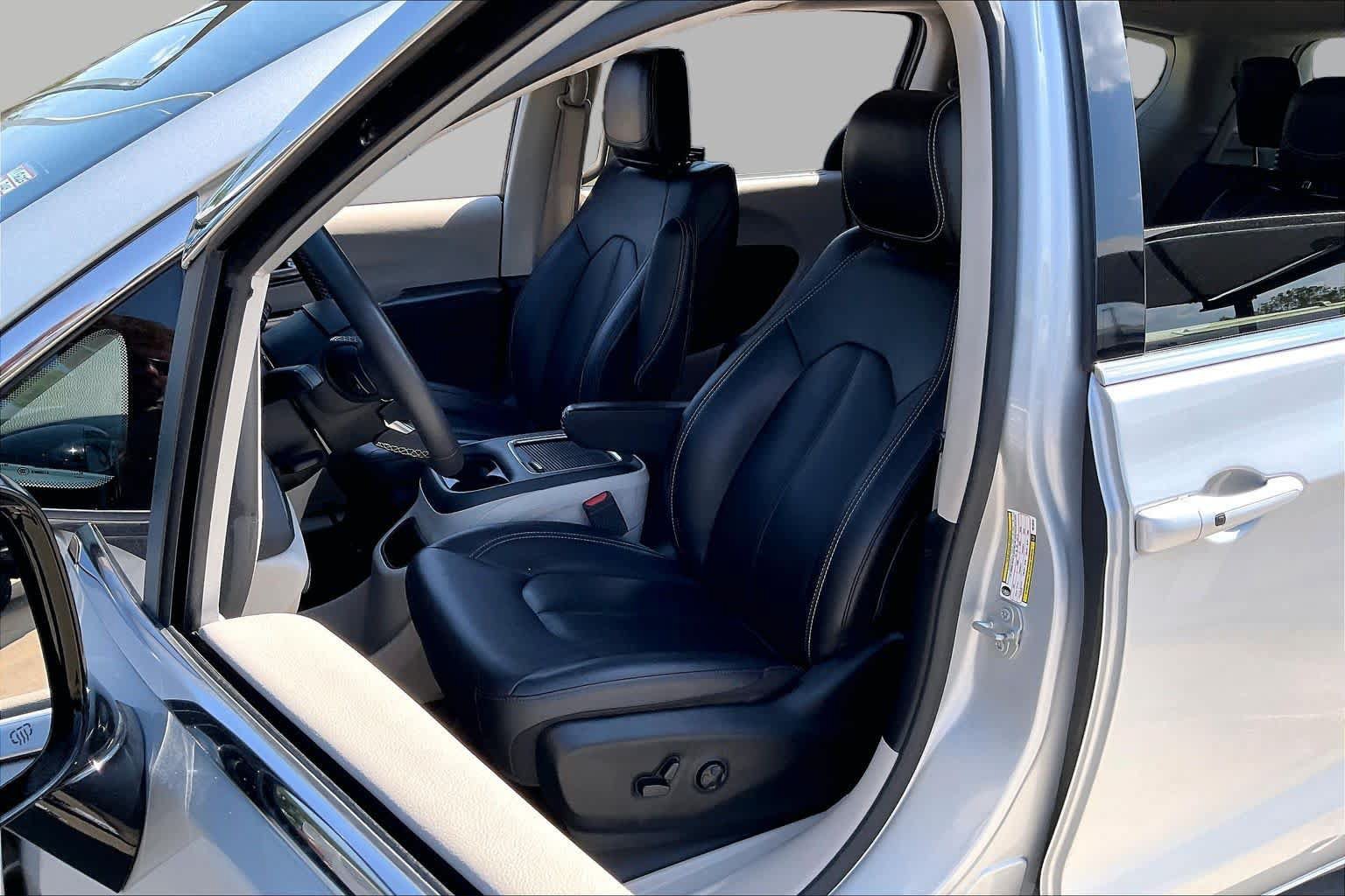 Used 2024 Chrysler Pacifica Touring-L FWD image 7
