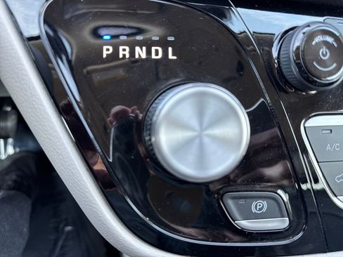 Certified 2023 Chrysler Pacifica Touring-L image 31