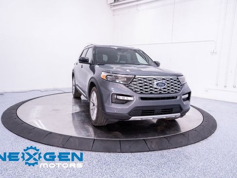 Used 2023 Ford Explorer Platinum w/ Technology Package image 3