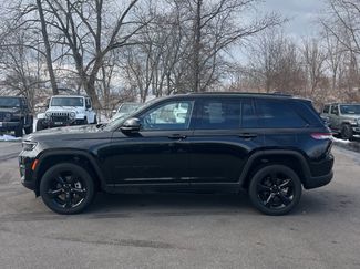 Used 2023 Jeep Grand Cherokee Altitude video 2