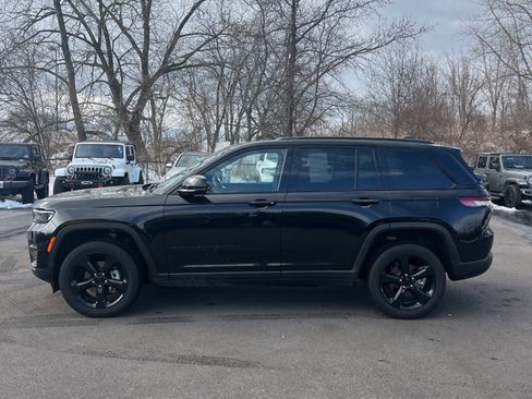 Used 2023 Jeep Grand Cherokee Altitude image 2