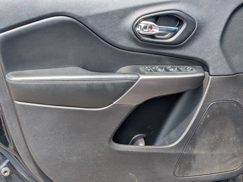 Used 2019 Jeep Cherokee Latitude Plus FWD image 13