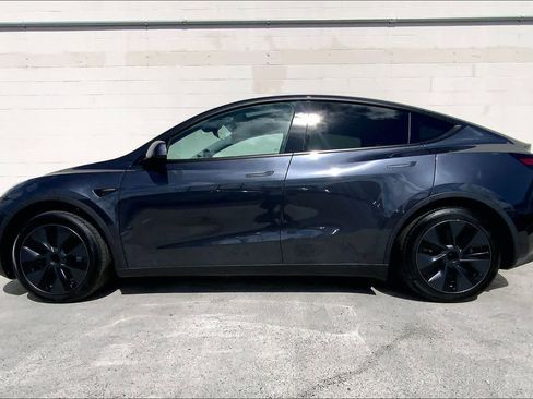 Used 2024 Tesla Model Y 2WD image 3