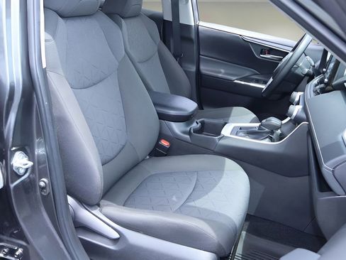 Certified 2022 Toyota RAV4 XLE w/ Convenience Package FWD image 17