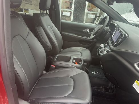 New 2026 Chrysler Pacifica Select image 4