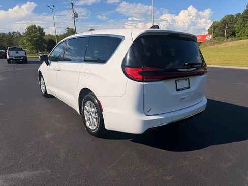 Used 2023 Chrysler Pacifica Touring-L FWD image 7