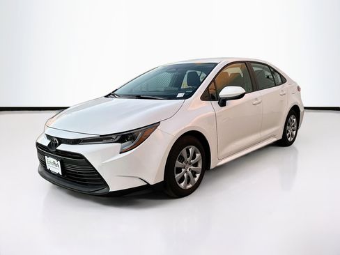Used 2025 Toyota Corolla LE image 3