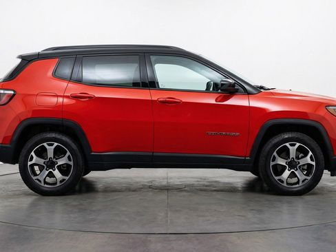 Used 2025 Jeep Compass Trailhawk image 11