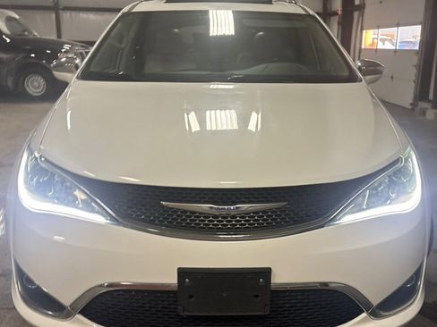 Used 2020 Chrysler Pacifica Limited image 2