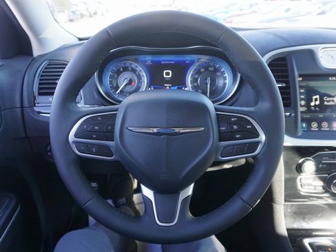 Used 2023 Chrysler 300 Touring L image 3