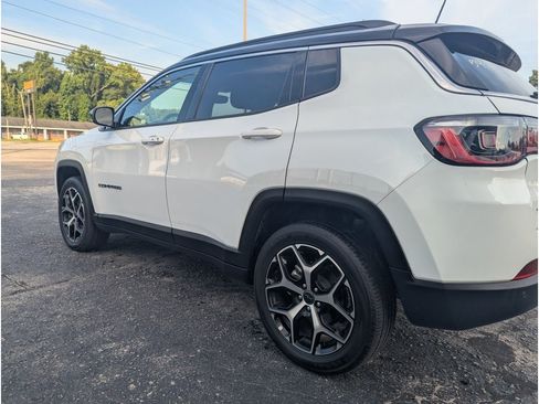 Used 2025 Jeep Compass Limited AWD/4WD image 4