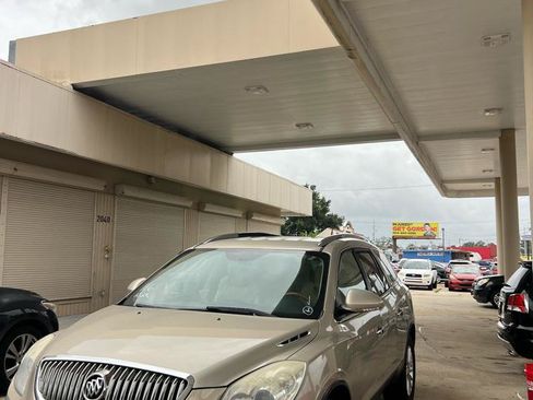 Used 2010 Buick Enclave CXL FWD image 2