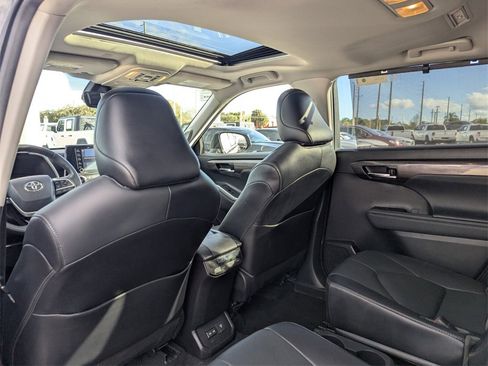 Used 2022 Toyota Highlander Limited image 21