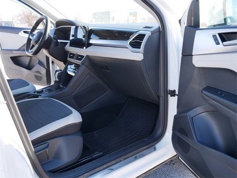 Certified 2025 Volkswagen Taos SE w/ Panoramic Sunroof Package image 20