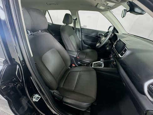 Used 2025 Hyundai Venue SE image 28
