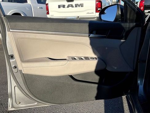 Used 2019 Hyundai Elantra SE image 18