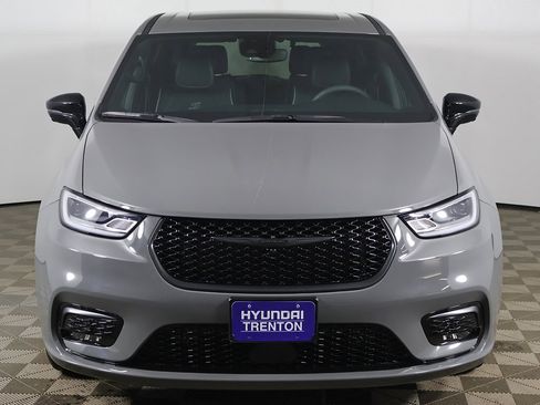 Used 2023 Chrysler Pacifica Limited w/ Uconnect Theater Family Group image 17