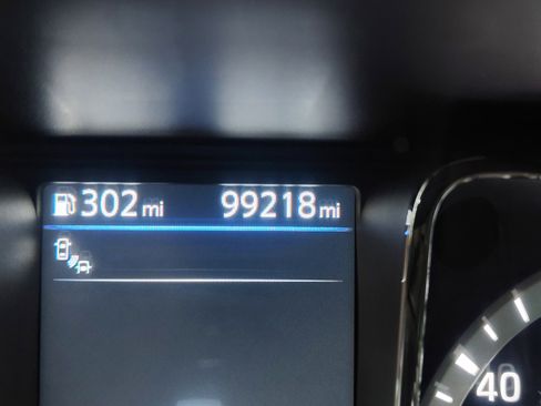 Used 2019 Nissan Titan SL RWD image 2