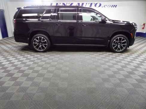 Used 2026 Chevrolet Suburban RST w/ Comfort Package AWD/4WD image 2