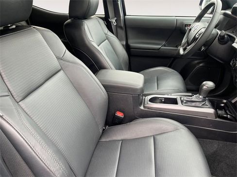 Used 2022 Toyota Tacoma TRD Off-Road w/ TRD Premium Off Road Package image 15