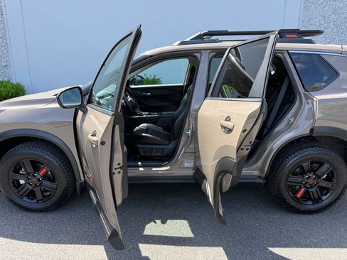 Used 2025 Nissan Rogue SV AWD/4WD image 18