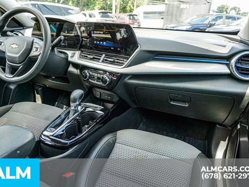 Used 2025 Chevrolet Trax LT FWD image 23