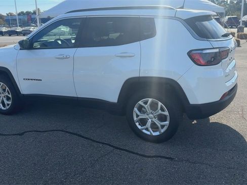 Used 2024 Jeep Compass Latitude image 6