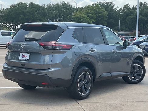 Used 2025 Nissan Rogue SV FWD image 4