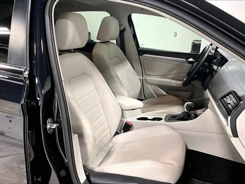 Used 2023 Volkswagen Jetta SE FWD image 9