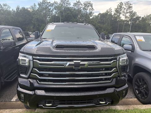 Used 2024 Chevrolet Silverado 2500 High Country w/ Midnight Edition AWD/4WD image 3