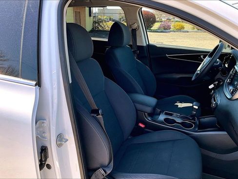 Used 2019 Kia Sorento LX image 10