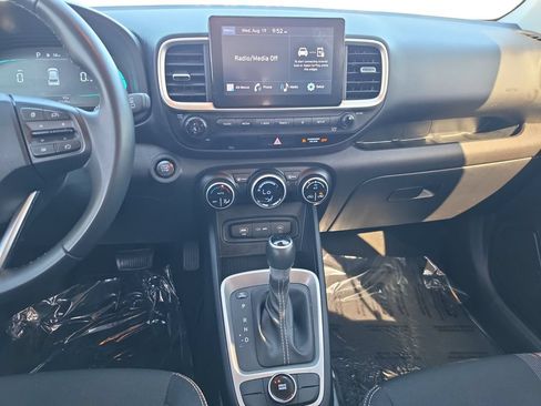 Used 2024 Hyundai Venue SEL FWD image 14