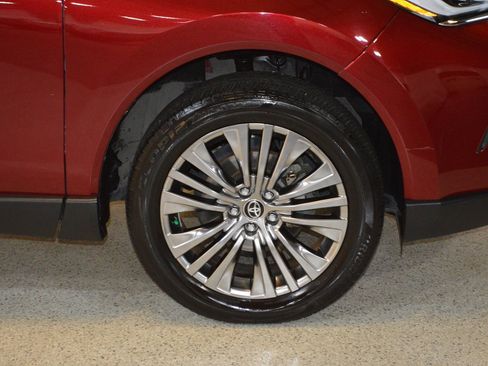 Used 2021 Toyota Venza Limited image 9