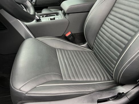 Certified 2024 Land Rover Discovery Metropolitan Edition image 19