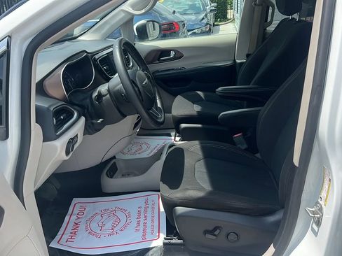 Used 2022 Chrysler Voyager LX image 10