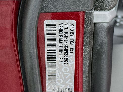 Used 2023 Jeep Grand Cherokee Limited image 12