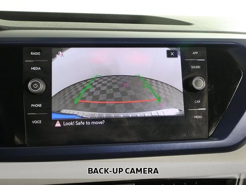 Used 2023 Volkswagen Taos SE w/ Panoramic Sunroof Package image 6