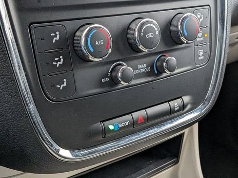 Used 2018 Dodge Grand Caravan SXT image 18