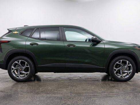 Used 2025 Chevrolet Trax LT FWD image 11