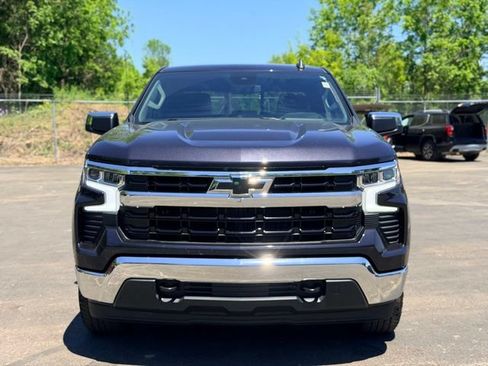 Used 2024 Chevrolet Silverado 1500 LT w/ Convenience Package II AWD/4WD image 2