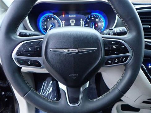 Used 2022 Chrysler Pacifica Touring-L image 15