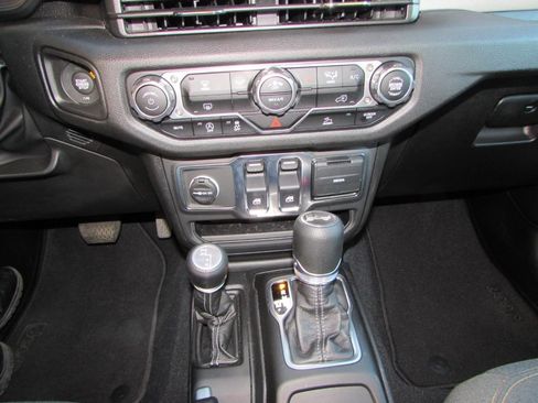 Used 2025 Jeep Wrangler Sport image 21