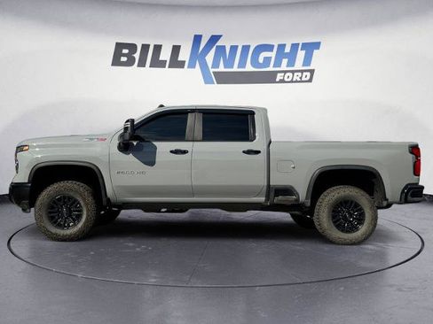 Used 2025 Chevrolet Silverado 2500 ZR2 w/ Technology Package image 2