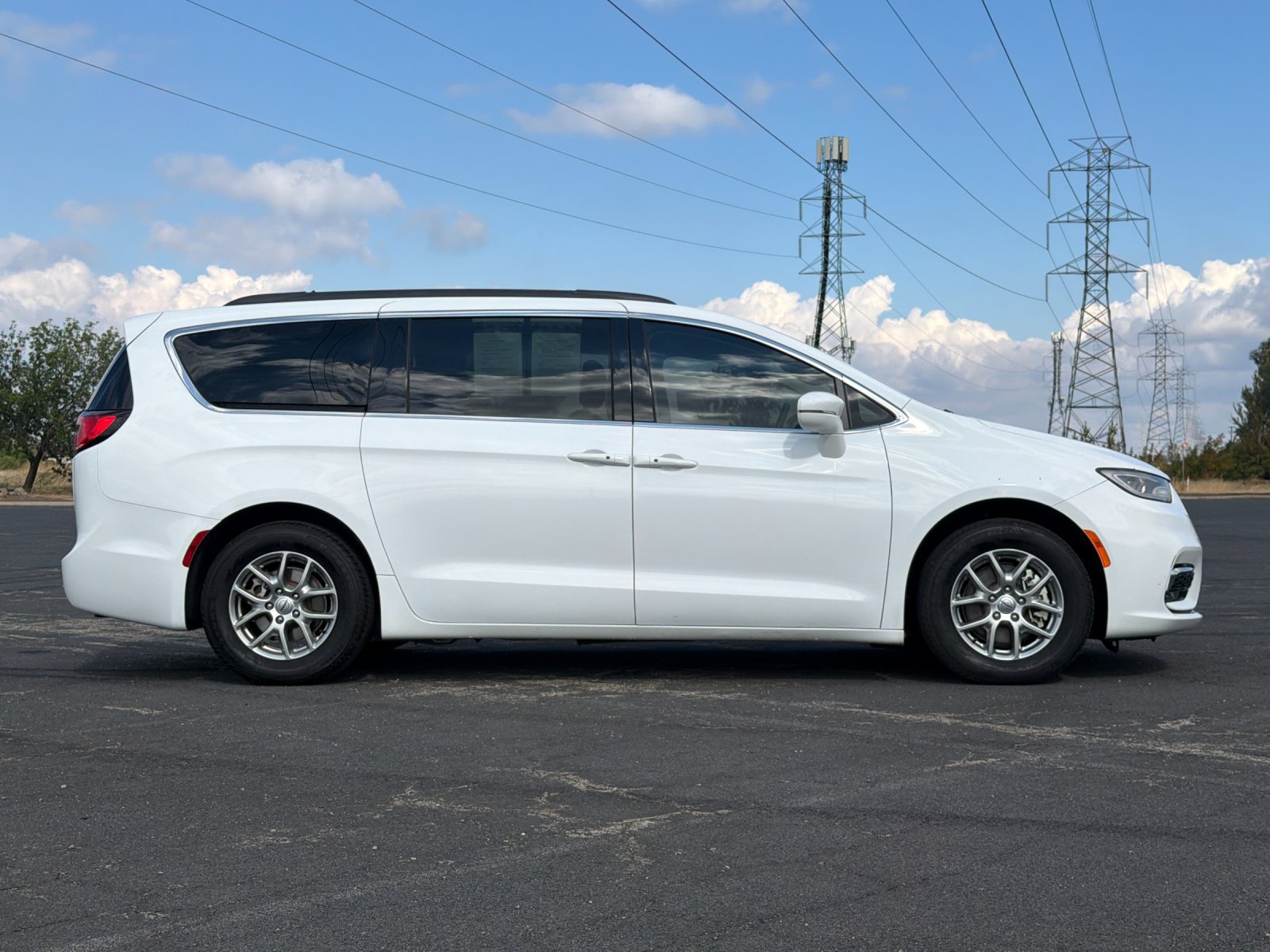 Used 2021 Chrysler Pacifica Touring FWD image 3