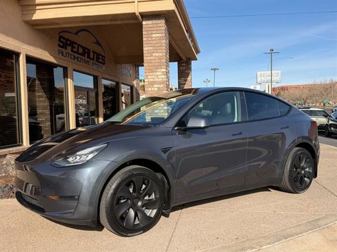 Used 2020 Tesla Model Y Long Range image 8