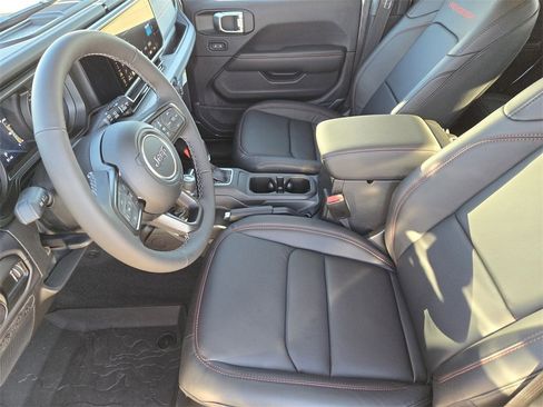 Used 2025 Jeep Wrangler Unlimited Rubicon w/ Technology Group image 15