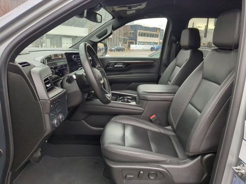 Used 2025 Chevrolet Suburban Z71 image 16