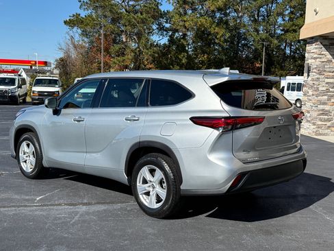 Used 2021 Toyota Highlander L image 3