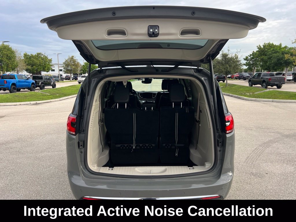 Used 2022 Chrysler Pacifica Touring-L w/ Uconnect Theater Family Group FWD image 9