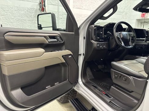 Used 2025 Chevrolet Silverado 2500 ZR2 w/ Technology Package AWD/4WD image 15